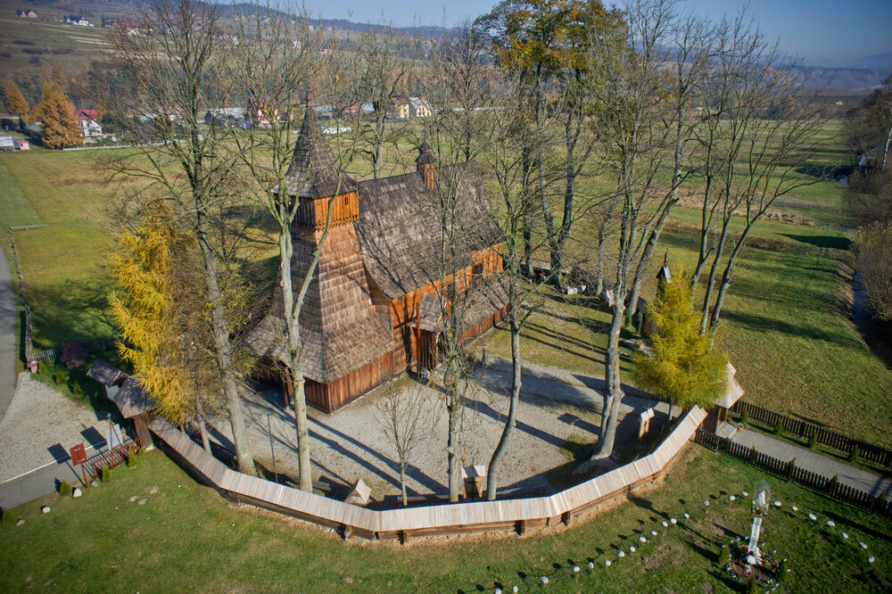 Drewniany kościółek w Dębnie